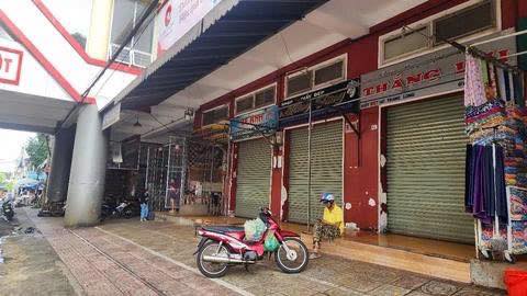 Hàng trăm kiot bất ngờ đóng cửa